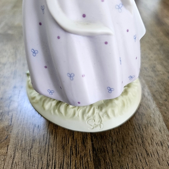 Precious Moments® 2001 "Nearer To The Heart Of God" Figurine #890731 - Picture 13 of 15